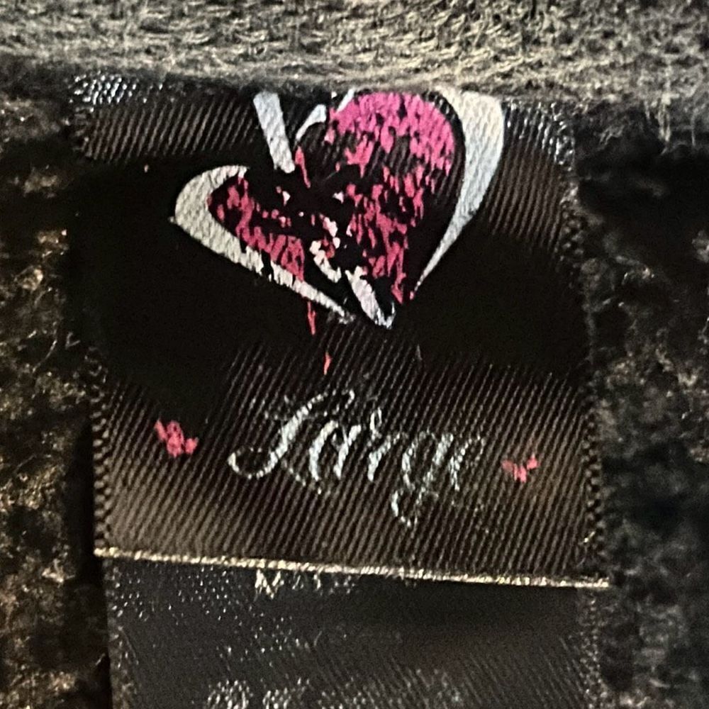 Large Heart Hoodie Black with Zipper and front pockets - Picture 7 of 9